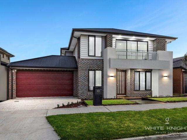 2 MASTER BEDROOMS INCLUDING ONE DOWNSTAIRS A PERFECT HENLEY HOME!