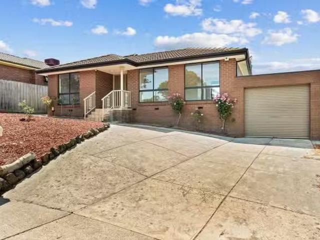2 Merryn Close, ENDEAVOUR HILLS, VIC 3802 House for Rent