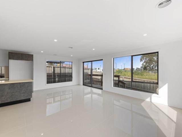 2 MINS WALK TO COLES, RESTAURANT, CAFE AND MERNDA PRIMARY SCHOOL