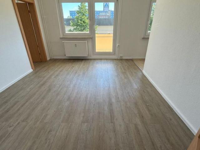 Einbauküche mögl. ! Mit dem Aufzug ins 2.OG Südbalkon helle Zimmer u.v.m