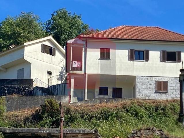2 Moradias, Azias