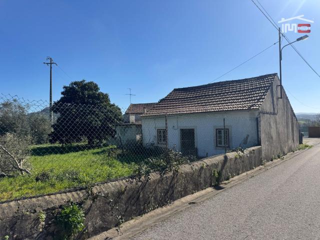 2 Moradias inseridas num terreno todo vedado com 1785 m2, poço, furo Ourém