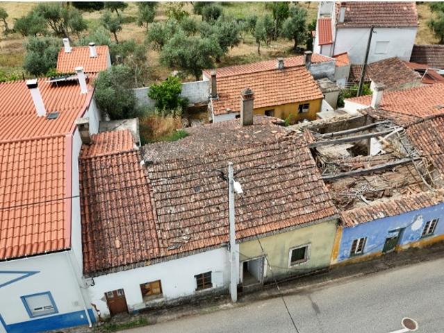 2 moradias urbanas em aldeia com jardim e moradia rústica para renovação em Benquerencas, Castelo Branco