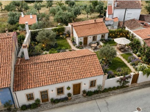 2 moradias urbanas em aldeia com jardim e moradia rústica para renovação em Benquerencas, Castelo Branco