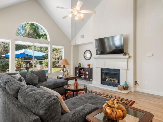 2 N Chantsong Cir, The Woodlands, TX