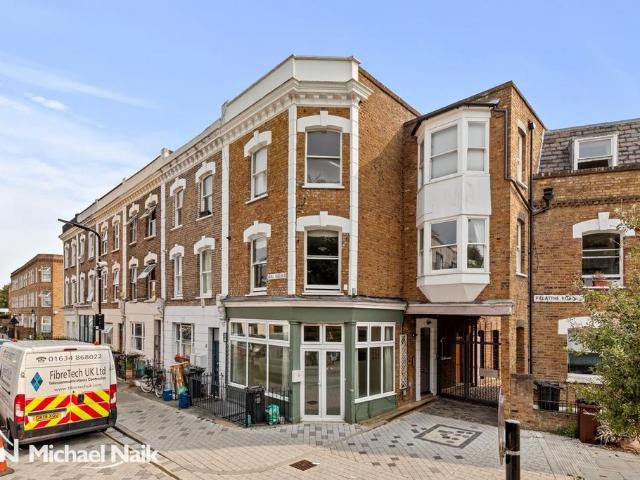 2 Nevill Road, London N16 2 bed flat to rent £2,600 pcm £600 pw