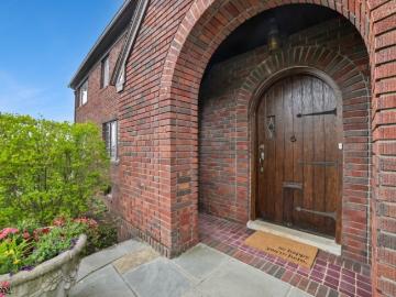 2 Overhill Rd