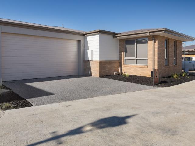 2 Oakmont Court, FRANKSTON, VIC 3199