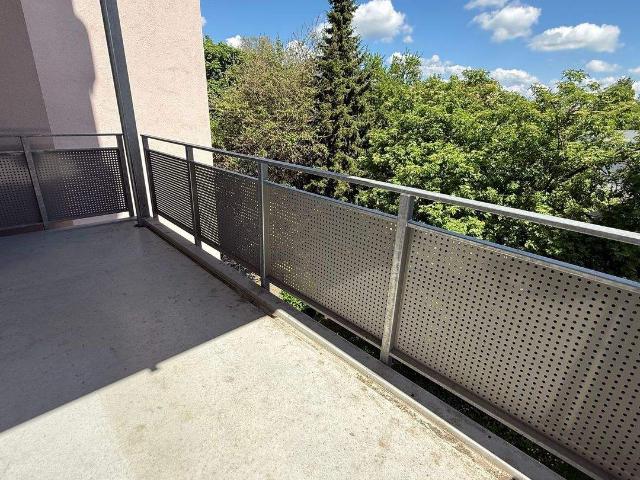 2. OG / Laminat / Wanne+Dusche+Fenster / zwei Balkon u.v.m