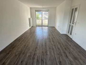 2. OG / 3 Zimmer mit Balkon frisch saniert
