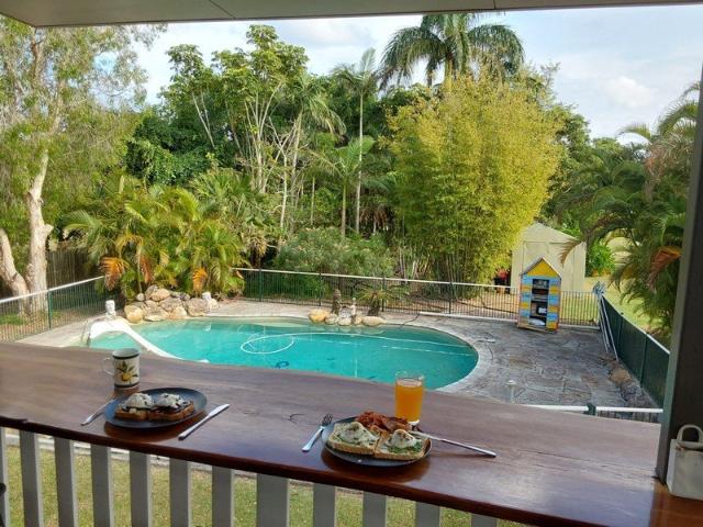 PRIVATE RAINFOREST RETREAT ON 2 ACRES SPACE, STYLE & SERIOUS STORAGE