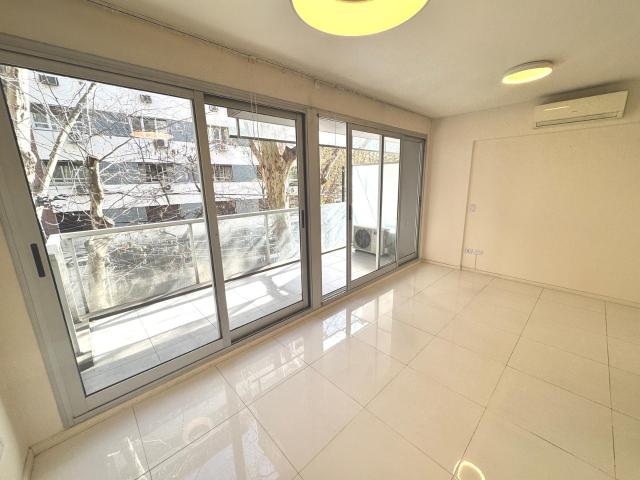 2 AMBIENTES AL FRENTE CON BALCÓN Y VISTA A PLAZA – BELGRANO – APTO PROFESIONAL