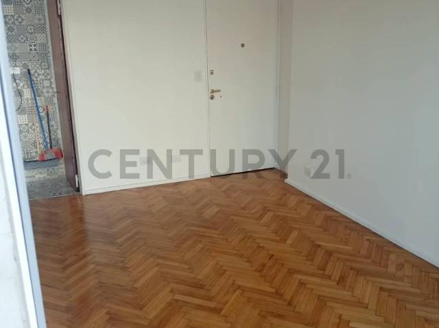 2 AMBIENTES AL FRENTE CON BALCON REFACCIONADO A NUEVO CABALLITO