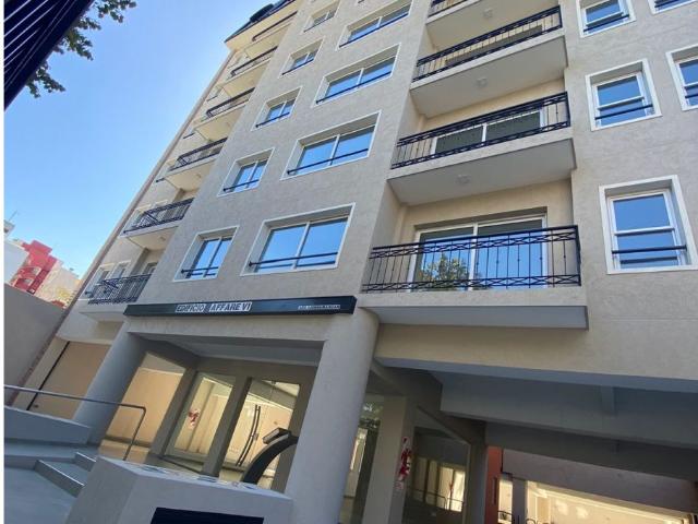 2 ambientes en Moron + vestidor + incluye cochera cubierta