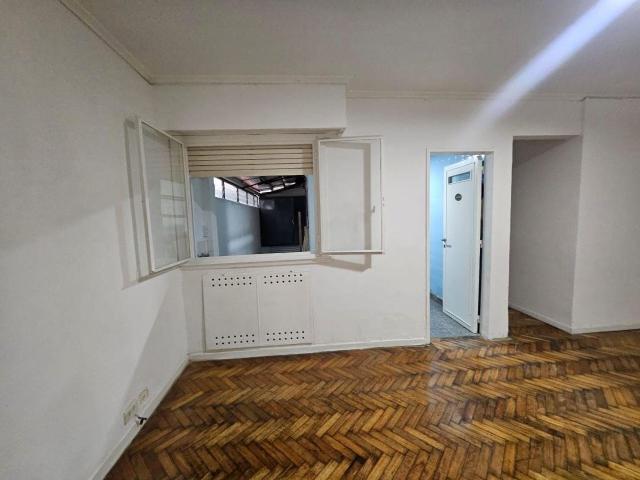 2 ambientes p. b. interno patio con cerramiento a 1 cuadra shopping y subte linea b