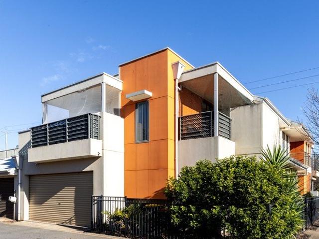 2 Balconies, 3 outdoor sitting areas, modern, immaculate, superb location