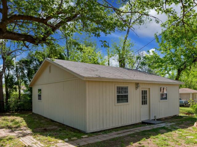 2 BD/1 BA Home with Modern Finishes