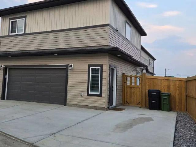 2 BDR PRIVATE GARAGE SUITE WITH FREE PARKING PAD — 2 Bedrooms Loft