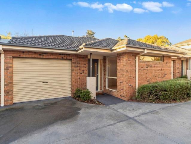 2 bdrm 1.5 bath, Quiet courtyard, Near Schools, Shops, and Transport