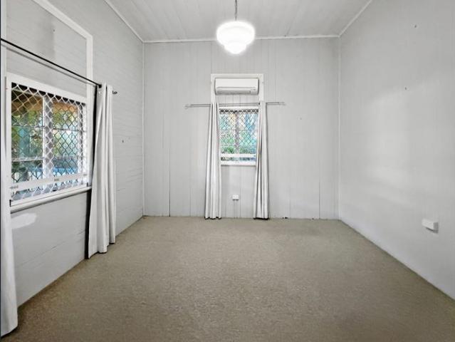 2 Bed 1 Bath Cottage In great Location