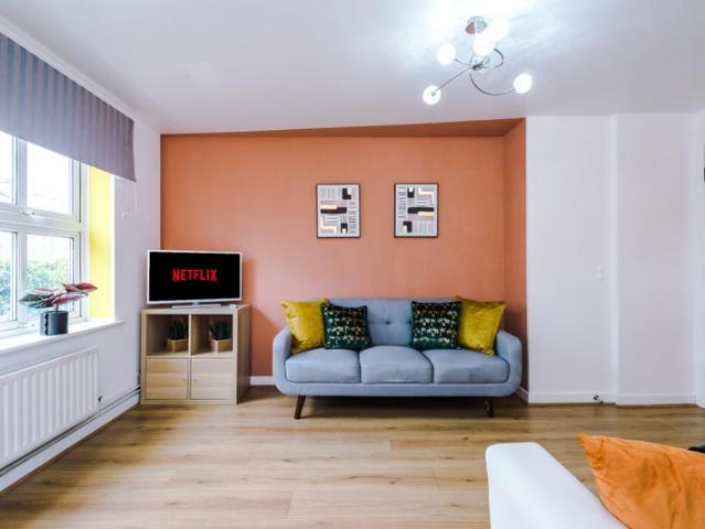 2 Bed 1 Bath Furnished Flat | Parking & Bills Inc