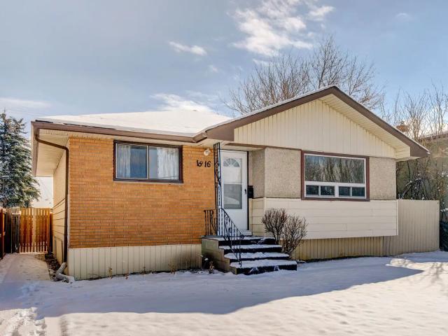 2 Bed, 1 Bath Main Floor Unit Small Pets Negotiable!