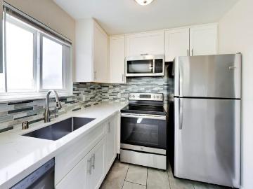 2 Bed 1 Bath w/ In Unit Washer/Dryer Prime Redwood City Location!