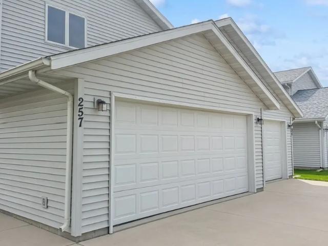2 Bed, 1.5 Bath Townhome + Garage in Dane, WI!