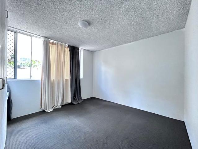2 Bed 1Bath Unit Available in the heart of St Lucia. Location!