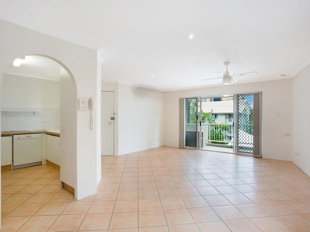2 Bed, 2 Bath, 2 Car Apartment in Aloha Lane Main Beach!