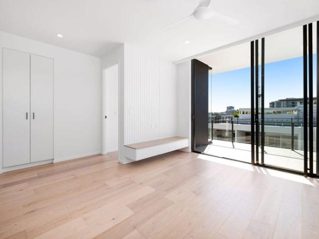 2 Bed 2 Bath Boutique Inner City Apartment with Study