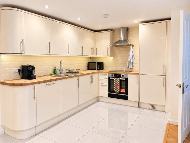 2 Bed, 2 Bath Flat, Own Entrance, 3 Min to Station