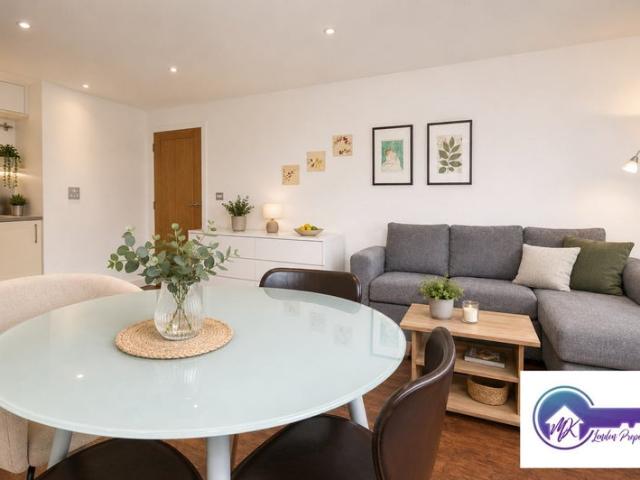 2 Bed 2 Bath in Farringdon Available Right Now
