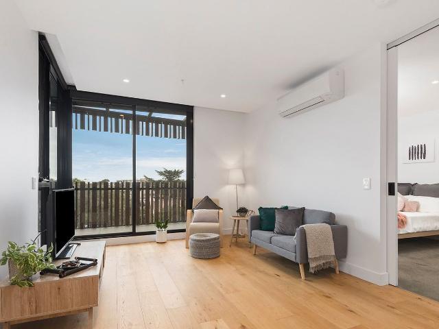 2 bed, 2 bath in the heart of Ivanhoe