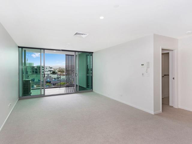 2 Bed 2 Bath + Study Nook Milton Apartment