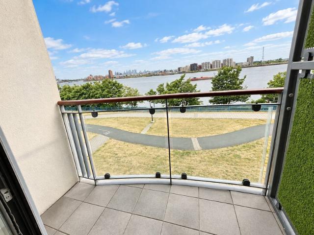 2 Bed 2 Bath Riverside Apartment SE28