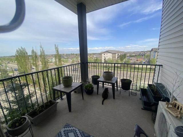 2 bed 2 bath Top Floor Corner Unit — 2 Bedrooms+ Den Condo Unit
