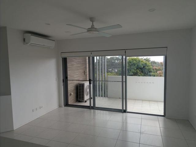 2 Bed, 2 Bath Unit with 2 CARSPACES