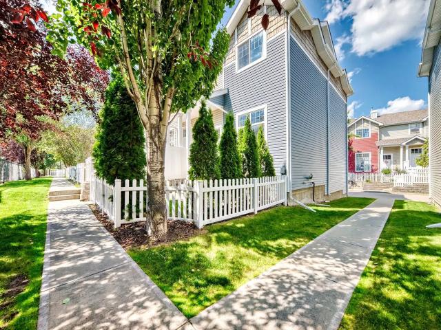 2 bed 2.5 bath high ceilings 2 story townhome in Hamptoms
