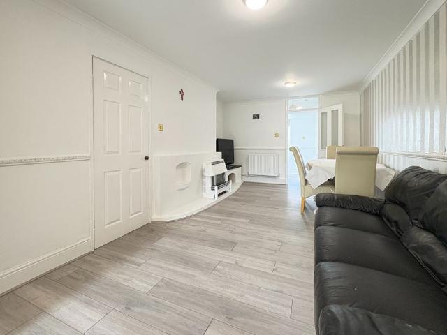 2 bed Terraced House To Let