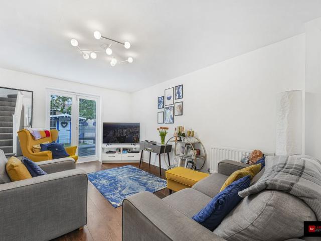 2 bed Terraced House To Let