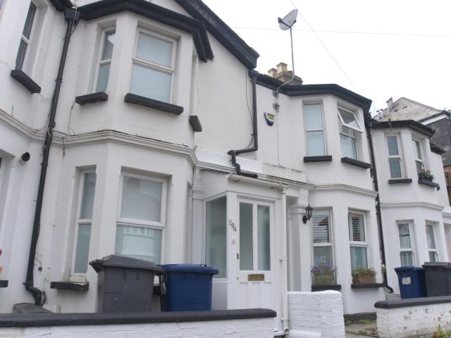 2 bed terraced house to rent Friern Barnet Lane, London N20
