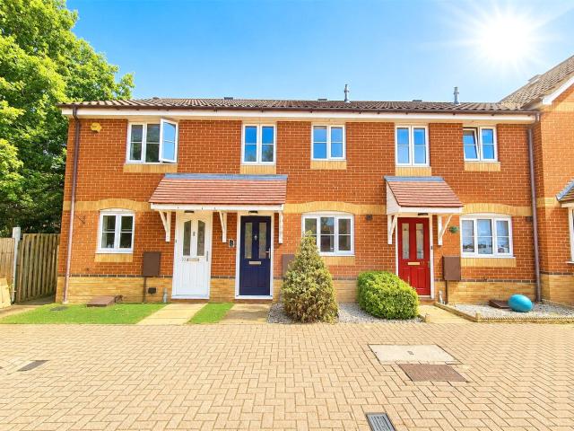 2 bed terraced house to rent in Heron Close, Rayleigh, Essex, SS6