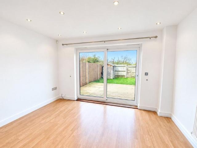 2 bed terraced house to rent in Temple Way, Rayleigh, Essex, SS6