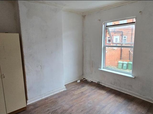 2 Bed Terraced House, Aviary Terrace, LS12