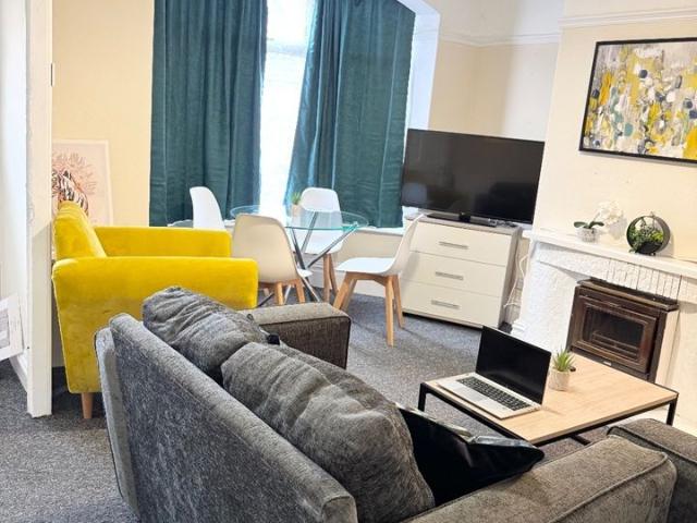 2 Bed Terraced House, Coniston Avenue, IG11