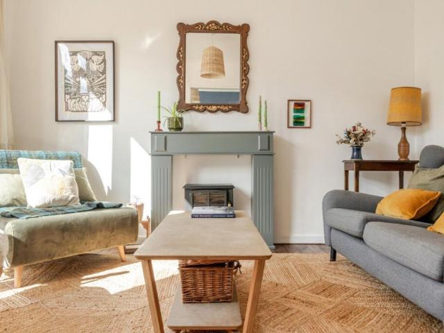 2 Bed Terraced House, Deventer Crescent, SE22