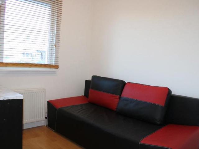 2 bed terraced house for rent in Fernieside