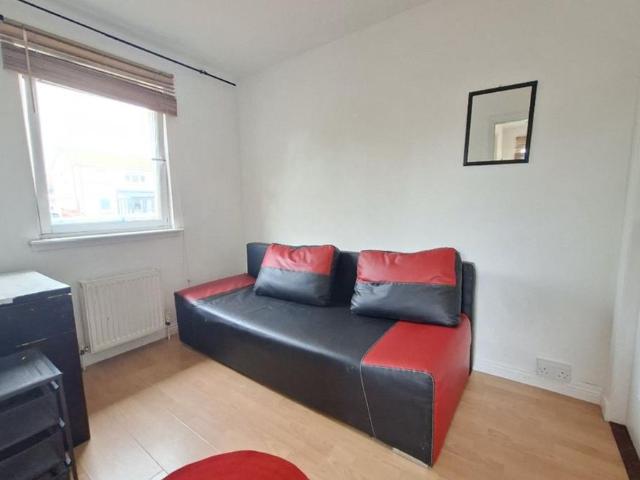 2 bed terraced house for rent in Fernieside