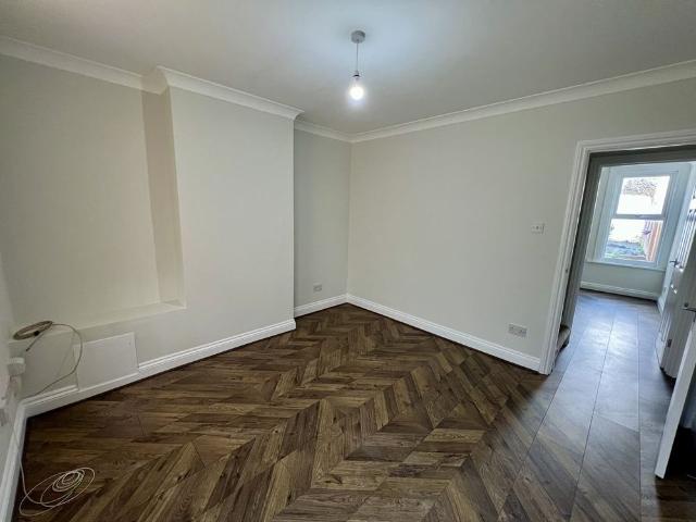 2 Bed Terraced House, Oakwood Road, CR0
